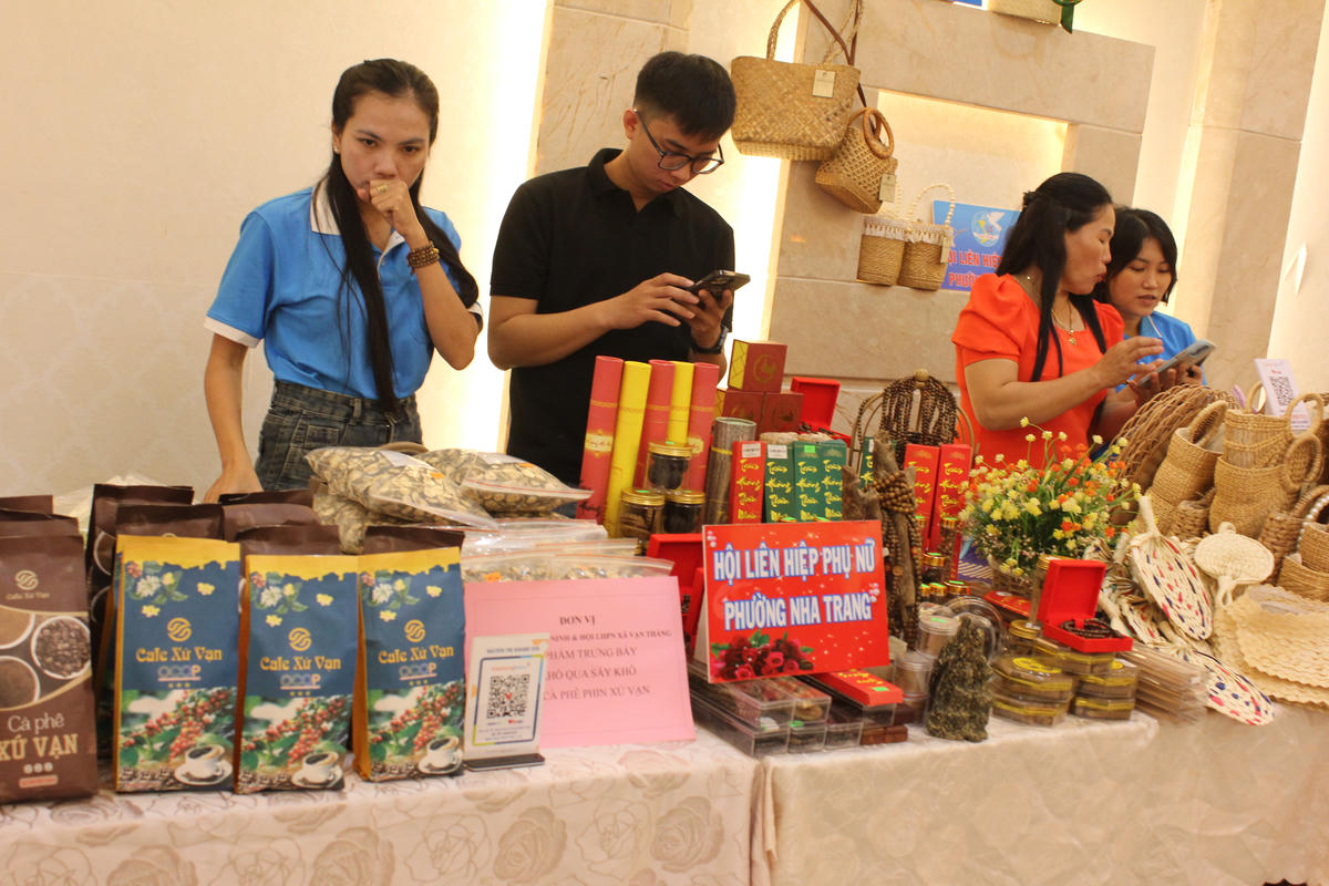Các sản phẩm nông sản của địa phương, được giới thiệu tại hội nghị. (ảnh X.H)