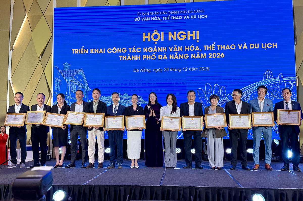 13 doanh nghiệp, đơn vị có thành tích đóng góp phát triển du lịch nhận bằng khen của Chủ tịch UBND TP Đà Nẵng. Ảnh: Nguyễn Tú.