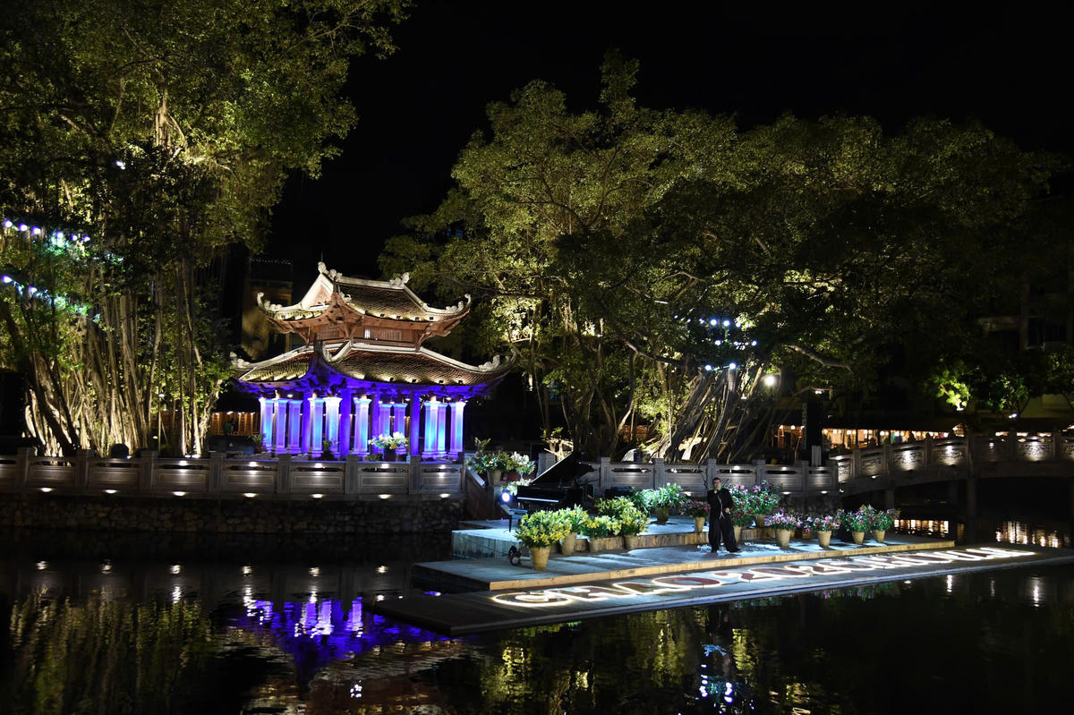 Sân khấu giữa hồ nước cổ kính, ánh sáng mở màn cho hành trình kết nối di sản và âm nhạc. Ảnh: Phạm Sỹ.

