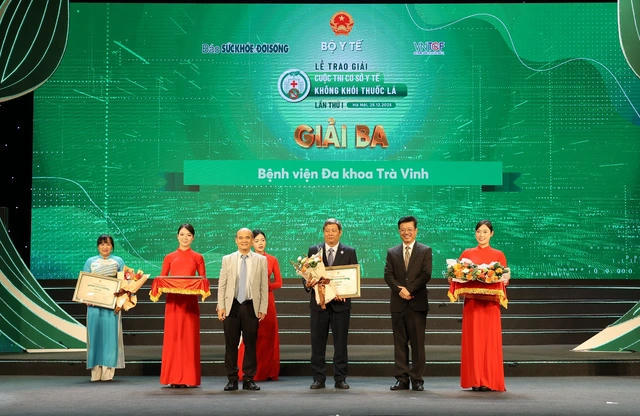 Ban tổ chức trao giải cho các cơ sở đạt giải Nhì, Ba.