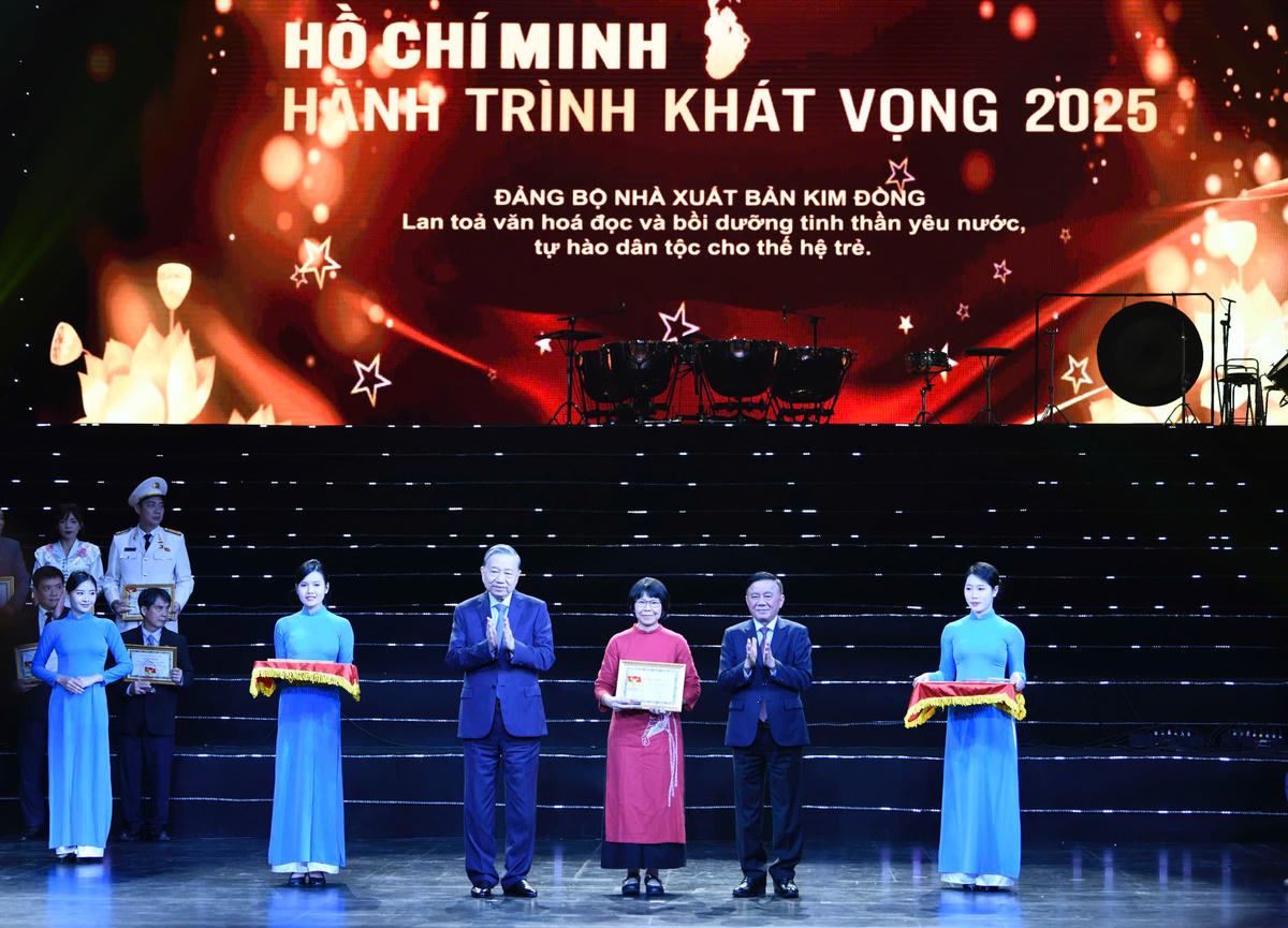 Tổng Bí thư Tô Lâm và Thường trực Ban Bí thư Trần Cẩm Tú trao Giấy chứng nhận và Biểu trưng cho các cá nhân, tập thể điển hình tiêu biểu toàn quốc trong học tập và làm theo tư tưởng, đạo đức, phong cách Hồ Chí Minh năm 2025. Ảnh Như Ý