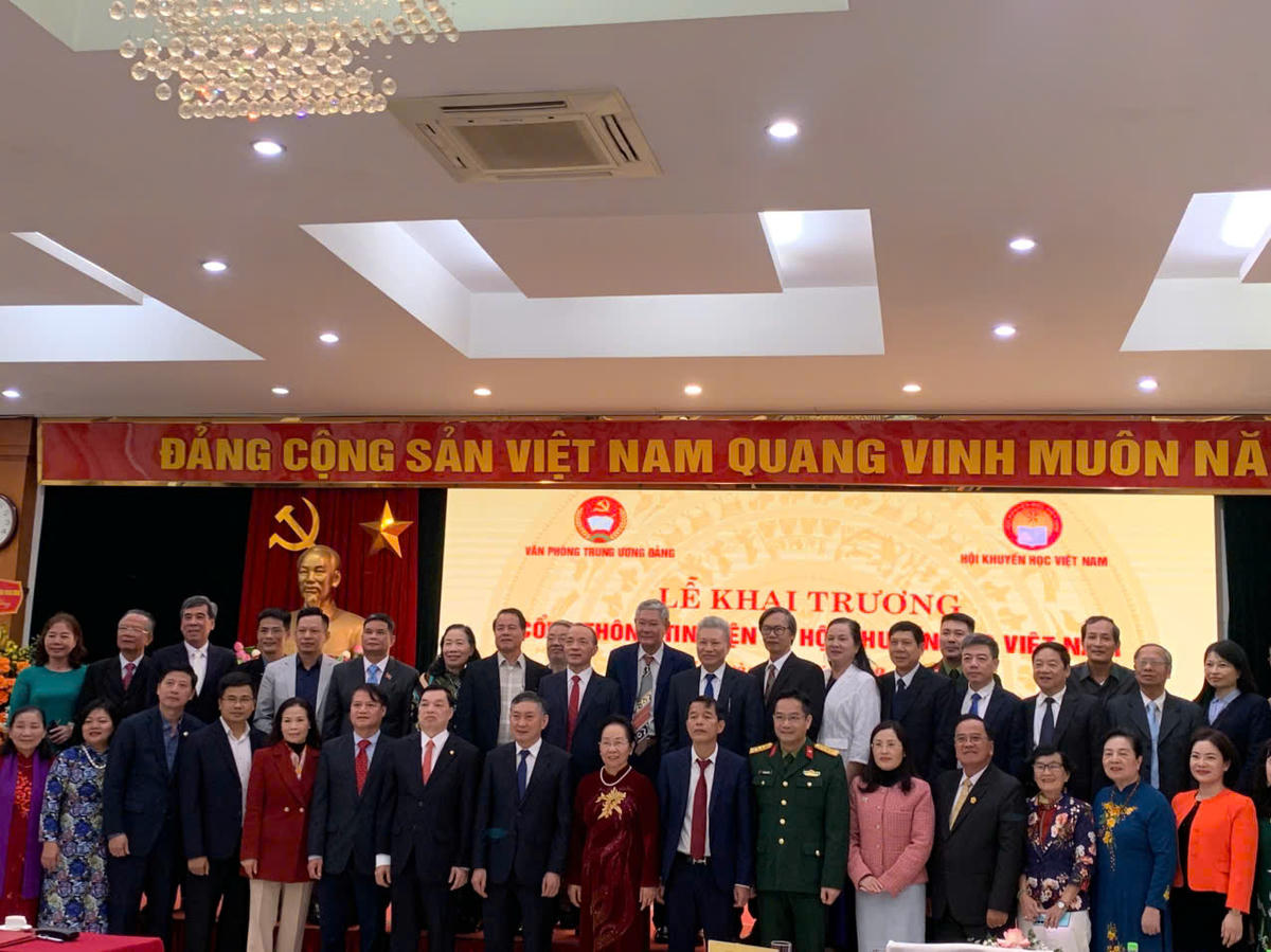 Các đại biểu tham dự lễ khai trương.