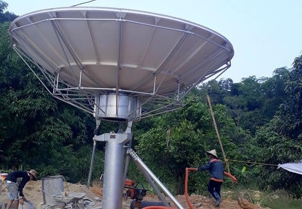 Lắp đặt trạm Viba tại xã Độc Lập, thành phố Hòa Bình (cũ). Ảnh: Cao Sơn