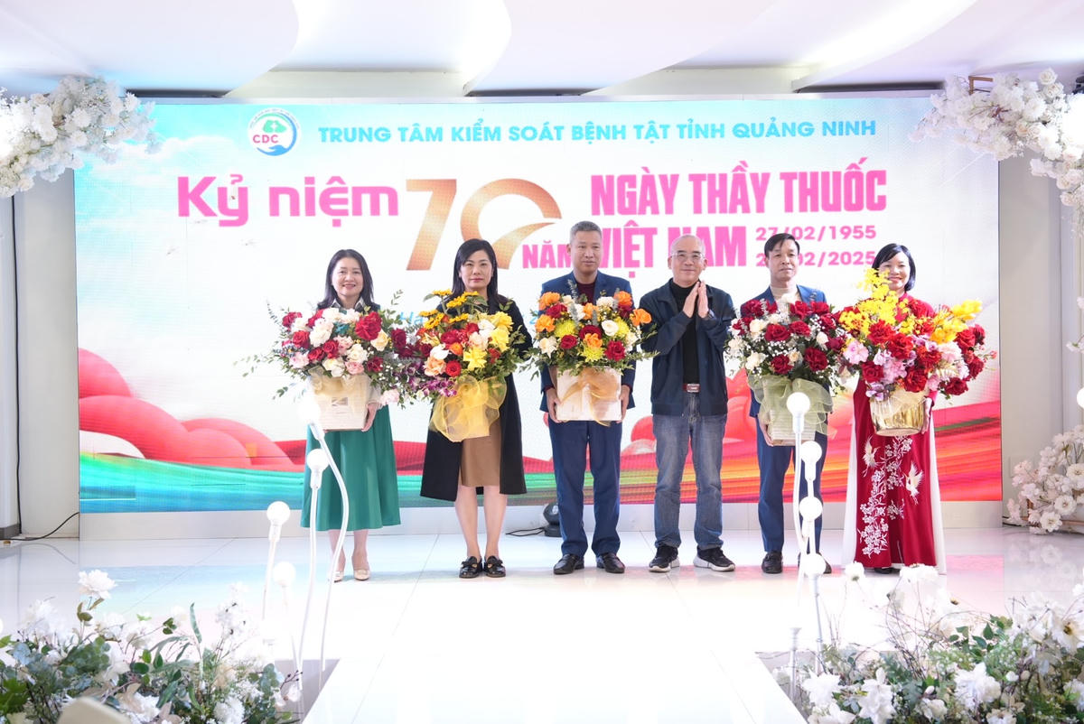 Giám đốc CDC Quảng Ninh Vũ Quyết Thắng tặng hoa chúc mừng 5 bác sĩ của đơn vị đạt danh hiệu Thầy thuốc Ưu tú nhân dịp kỷ niệm 70 năm Ngày Thầy thuốc Việt Nam.