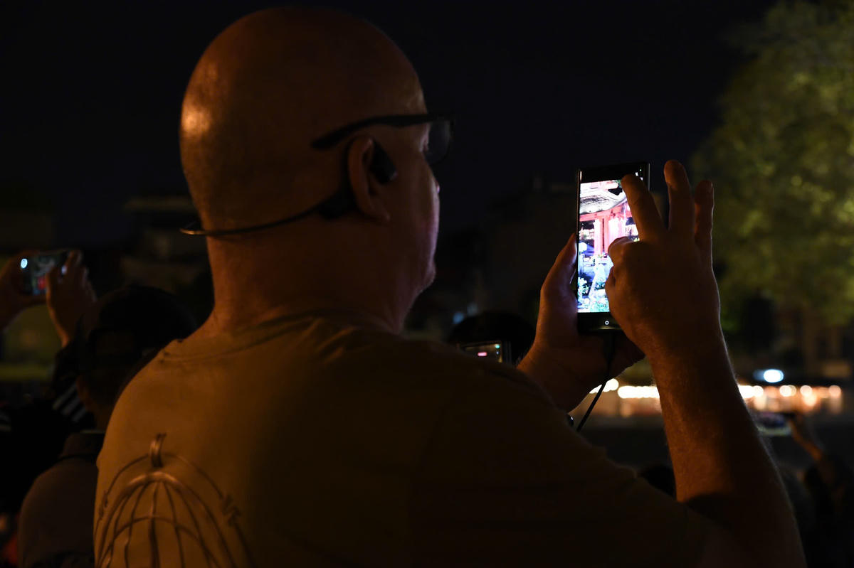 Du khách quốc tế thích thú với những tiết mục nghệ thuật đặc sắc ở một không gian đặc biệt giữa lòng Thủ đô. Ảnh: Phạm Sỹ.