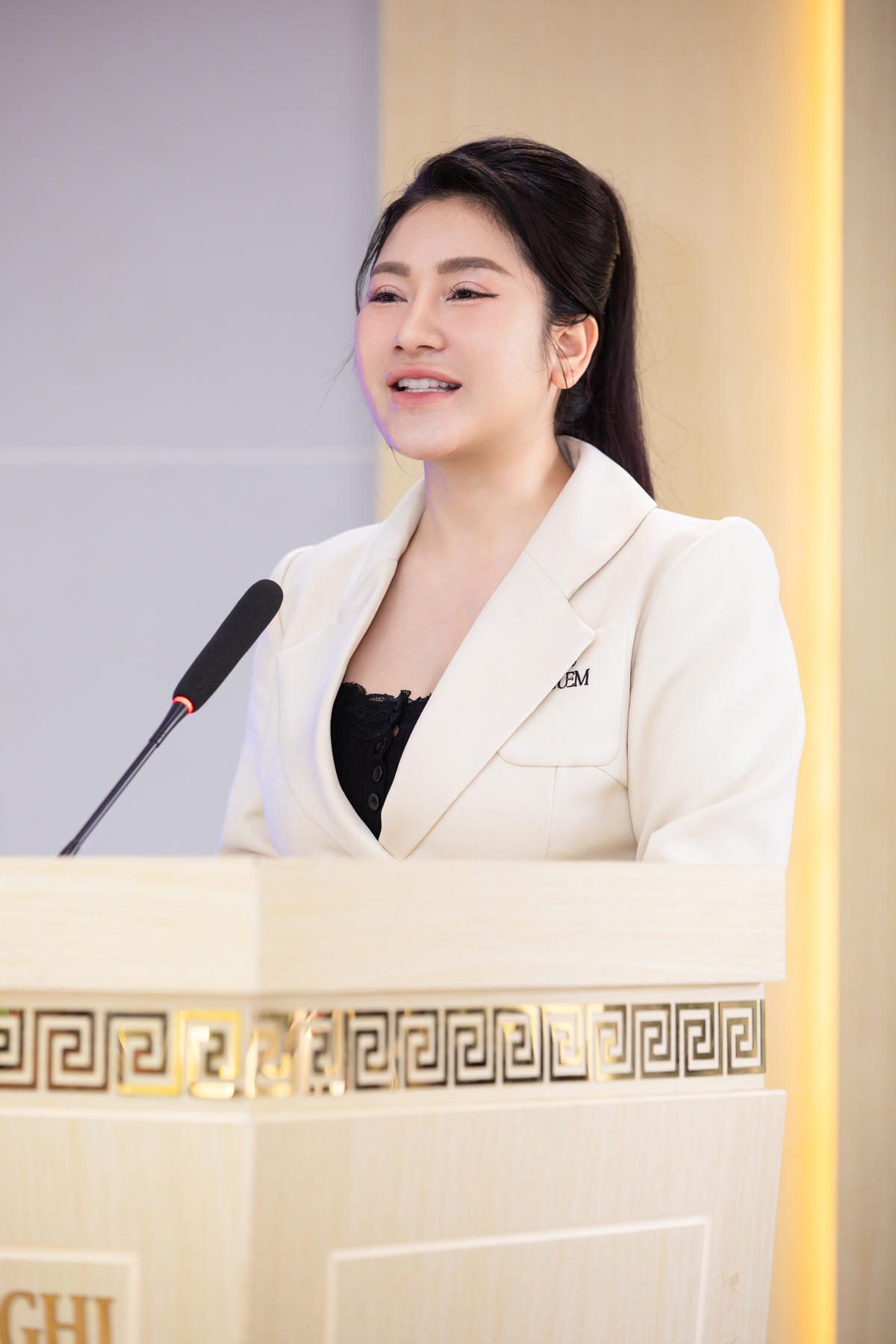 Bà Trương Thị Thu Trang - Trưởng ban tổ chức cuộc thi phát biểu về những hoạt động thiện nguyện đầy ý nghĩa. Ảnh: BTC