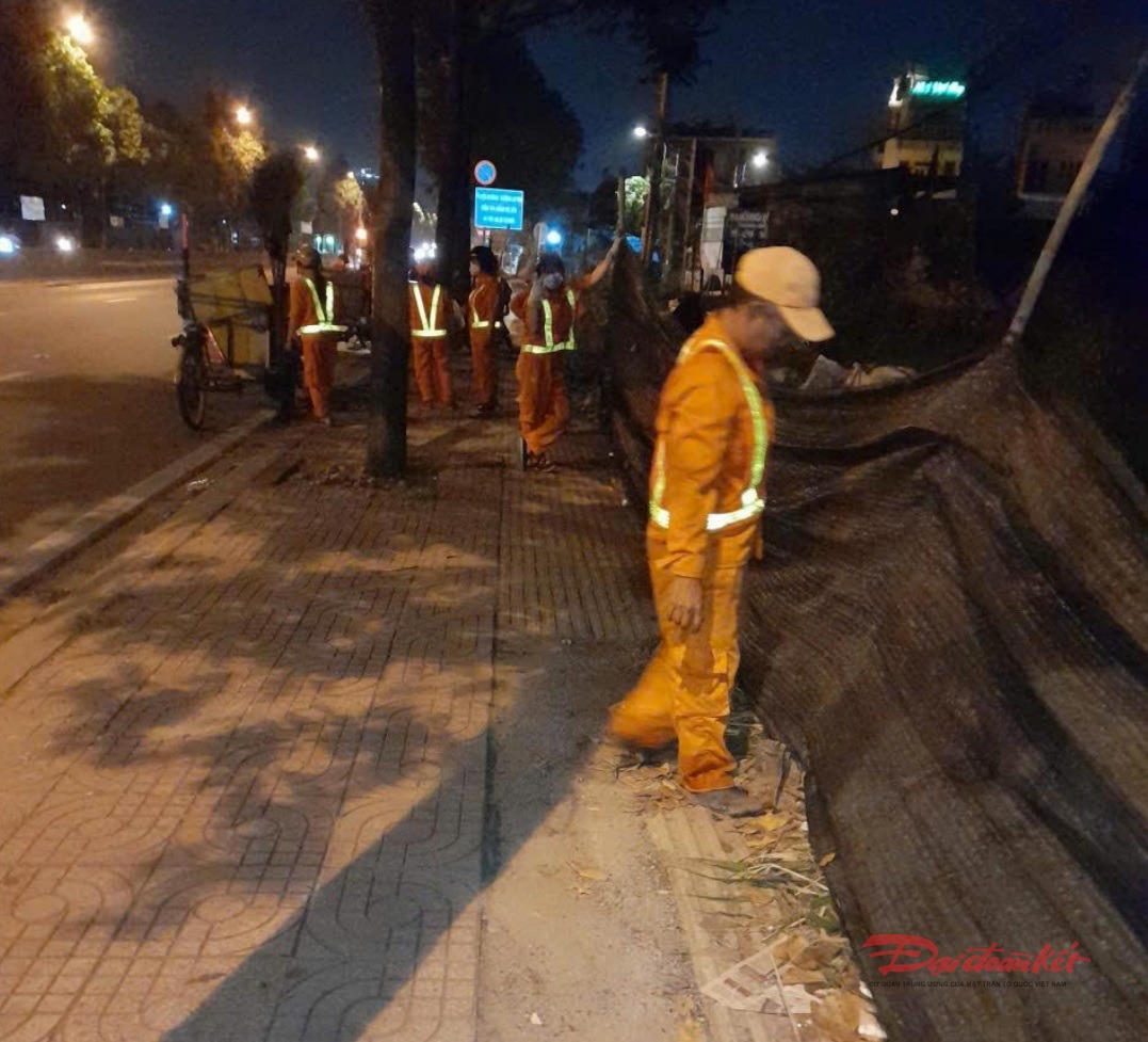 Các lực lượng&nbsp;ra quân dọn dẹp khu đất bị rác thải bủa vây tại địa bàn phường Thủ Đức, TP Hồ Chí Minh. Ảnh: UBND phường Thủ Đức.