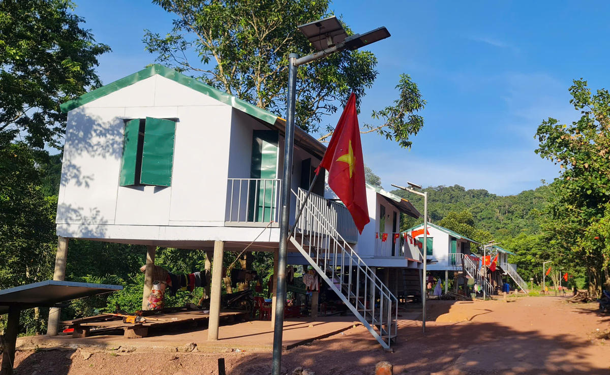 Thông qua các lớp tập huấn cho đội ngũ cán bộ cơ sở, tuyên truyền viên thôn, bản đến hệ thống loa truyền thanh xã, thông tin về chính sách giảm nghèo, pháp luật, xây dựng nông thôn mới, phòng chống tảo hôn… được truyền tải bằng những hình thức gần gũi, dễ hiểu.