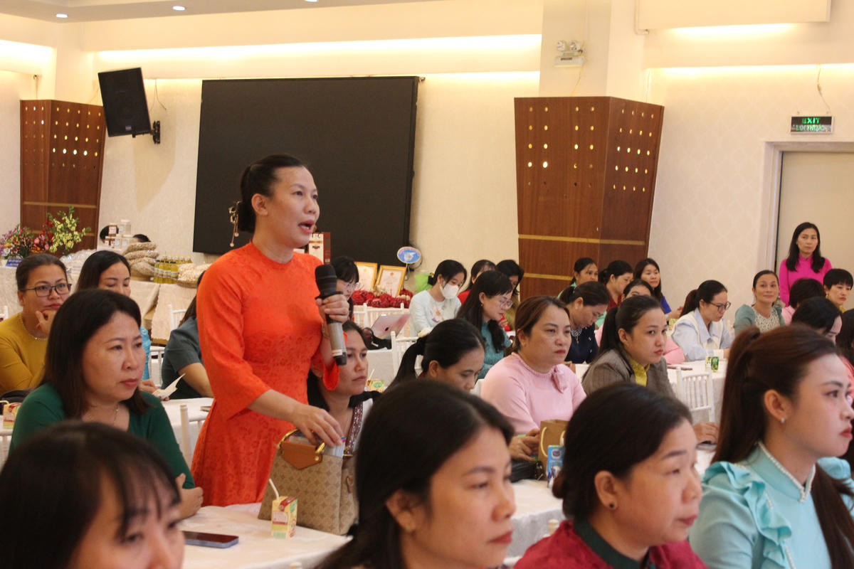 Hội viên phụ nữ chia sẻ, thảo luận tại hội nghị. (ảnh X.H)