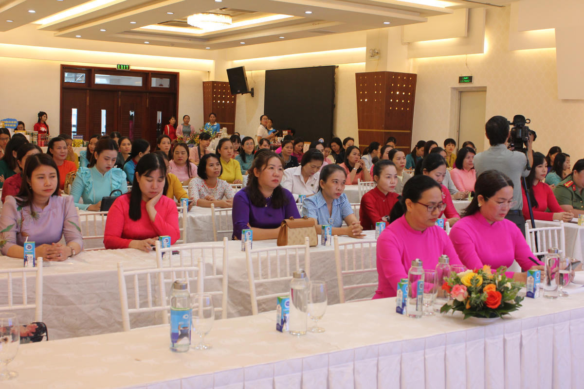 Các đại biểu dự hội nghị. (ảnh X.H)