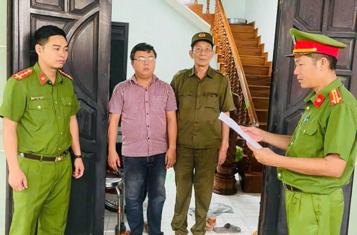 Cơ quan điều tra tống đạt các quyết định đối với Võ Thái Huy. Ảnh: CA.