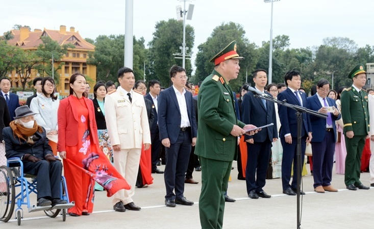  Thiếu tướng Nguyễn Hữu Ngọc, Tư lệnh Binh đoàn 12 thay mặt các điển hình tiêu biểu báo công dâng Bác.&nbsp;
