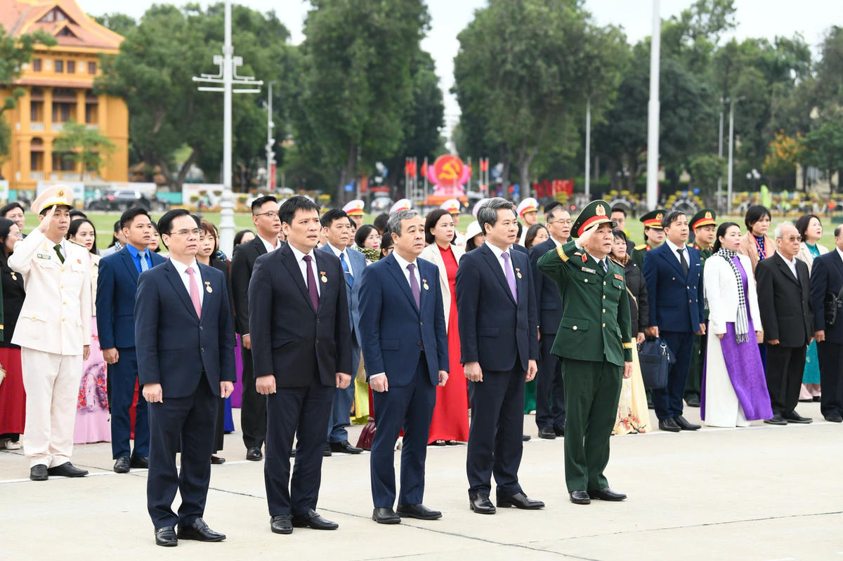 Đoàn đại biểu điển hình tiêu biểu toàn quốc trong học tập và làm theo tư tưởng, đạo đức, phong cách Hồ Chí Minh vào Lăng báo công dâng Bác. Ảnh: Như Ý.