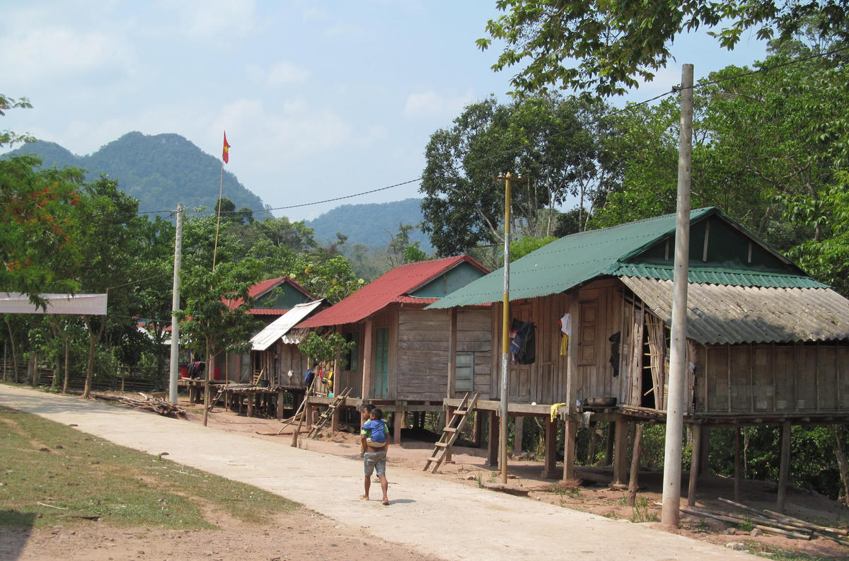 Có điện lưới về tận bản đã giúp đồng bào Bru – Vân Kiều, Chứt ở Thượng Trạch thuận tiện nắm bắt thông tin và phát triển sản xuất