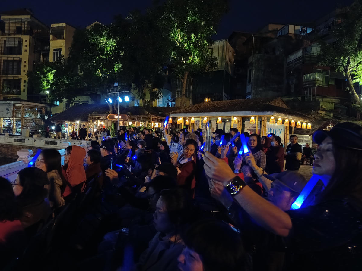 Người dân và du khách hòa mình vào những nhịp điệu du dương. Ảnh: Phạm Sỹ.