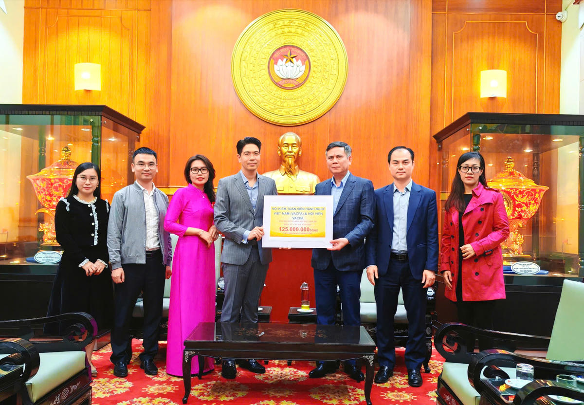 Ông Trần Thắng tiếp nhận ủng hộ từ Hội Kiểm toán viên hành nghề Việt Nam  và Hội viên VACPA số tiền 125 triệu đồng. Ảnh: Văn Hoa