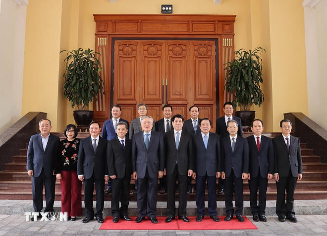 Chủ tịch nước Lương Cường và các thành viên Ban Chỉ đạo cải cách Tư pháp Trung ương. (Ảnh: Lâm Khánh/TTXVN)