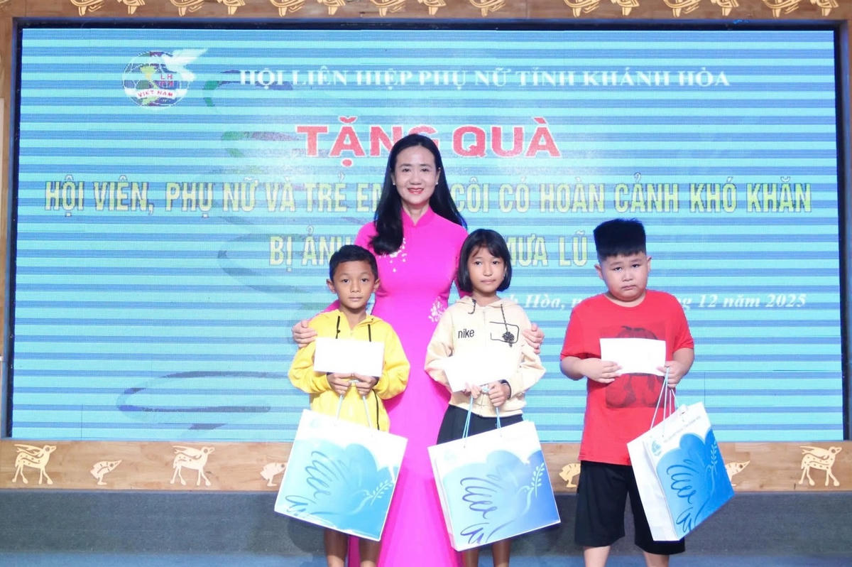 Bà Nguyễn Quỳnh Nga, Phó Chủ tịch Ủy ban MTTQ Việt Nam tỉnh, Chủ tịch Hội Liên hiệp Phụ nữ tỉnh Khánh Hòa, trao quà hỗ trợ trẻ em mồ côi có hoàn cảnh khó khăn. (ảnh X.H)
