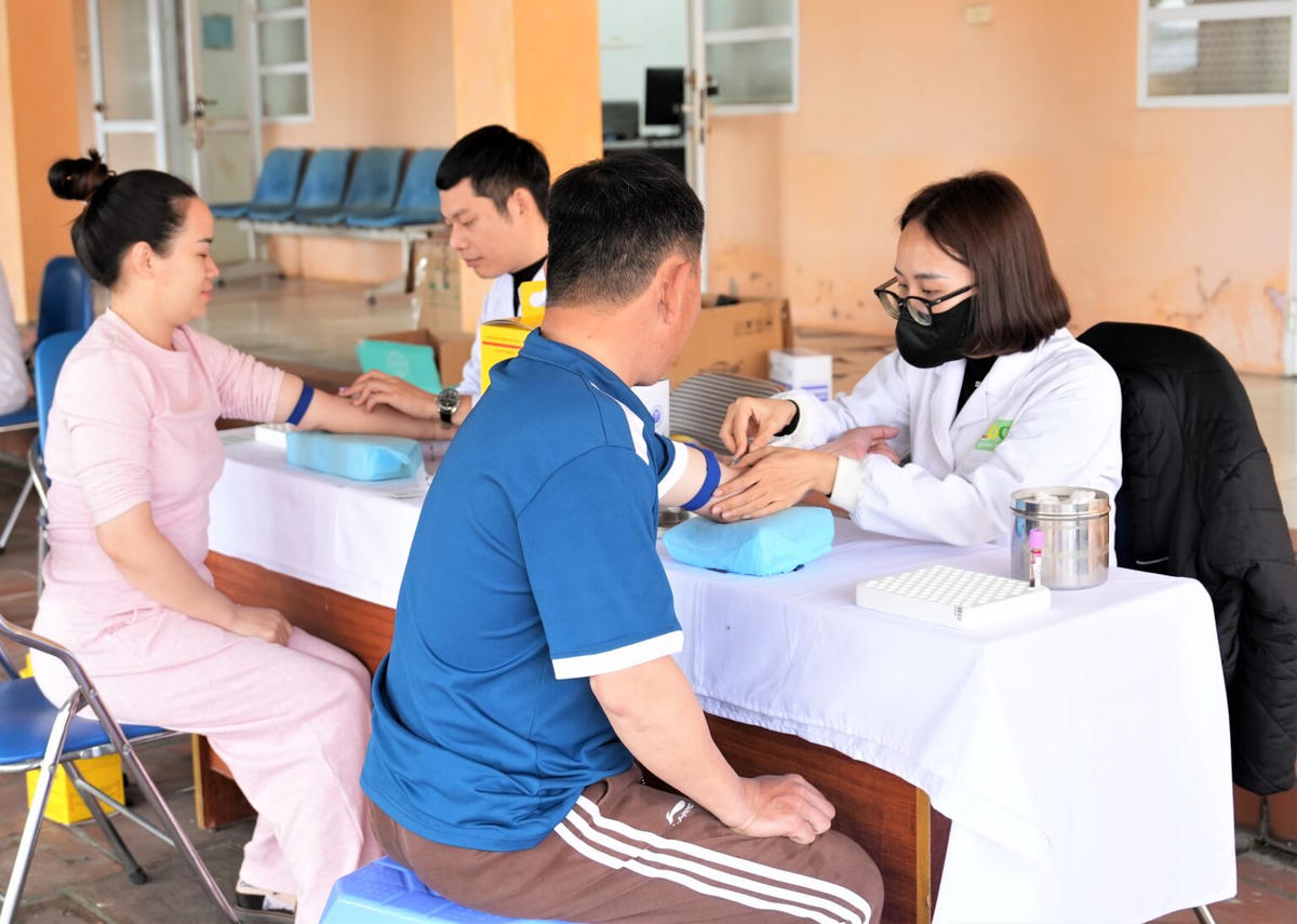 CDC Quảng Ninh phối hợp với Viện Sốt rét – Ký sinh trùng – Côn trùng Trung ương và chính quyền địa phương tổ chức điều tra, thu thập mẫu xét nghiệm phục vụ nghiên cứu bệnh Sán lá gan nhỏ.