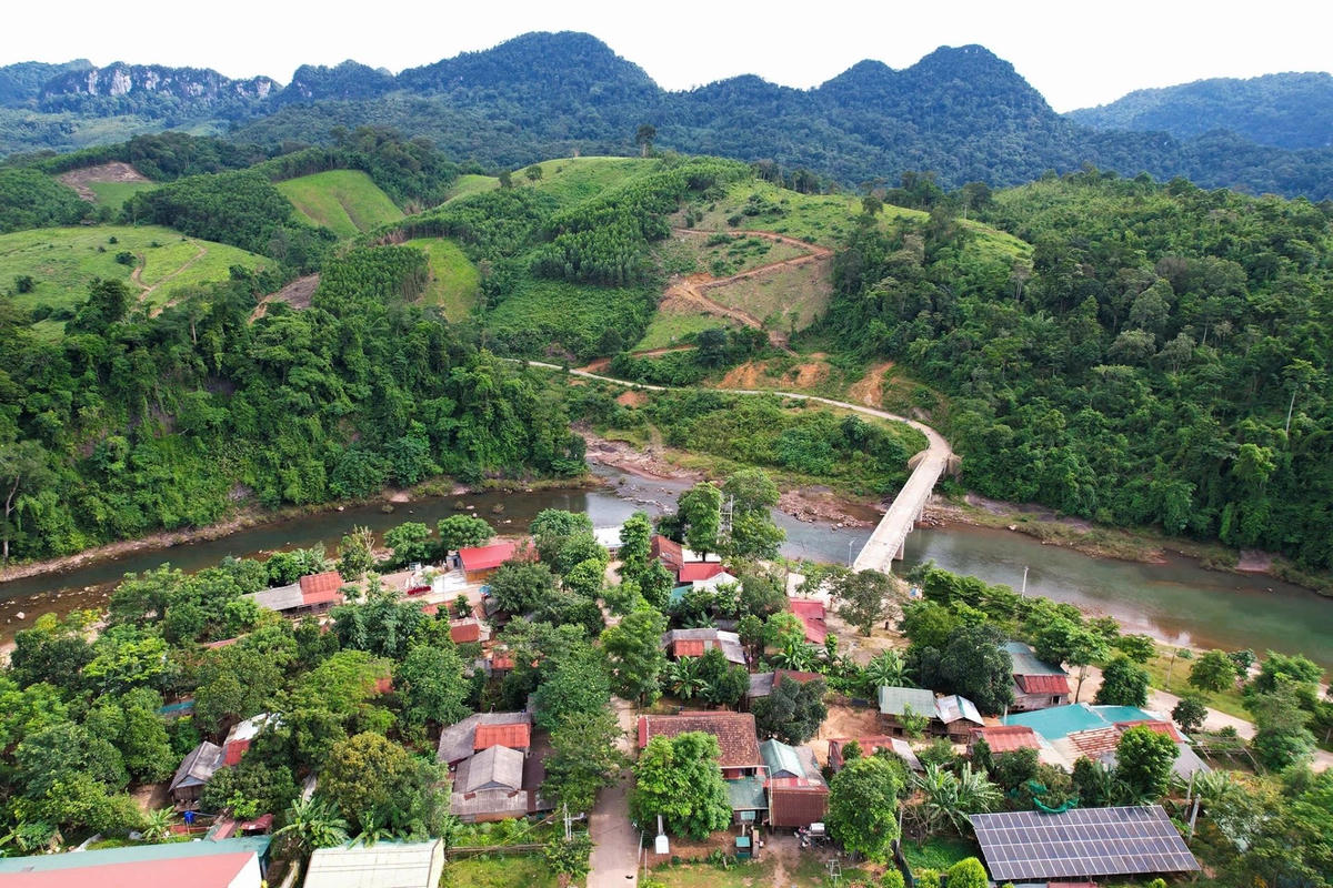 Ở giữa đại ngàn Trường Sơn, trong vùng lõi của VQG Phong Nha – Kẻ Bàng, Thượng Trạch là xã miền núi biên giới, có diện tích đất tự nhiên hơn 109.557 ha (lớn thứ nhì cả nước). (Trong ảnh, một góc xã Thượng Trạch hôm nay). .