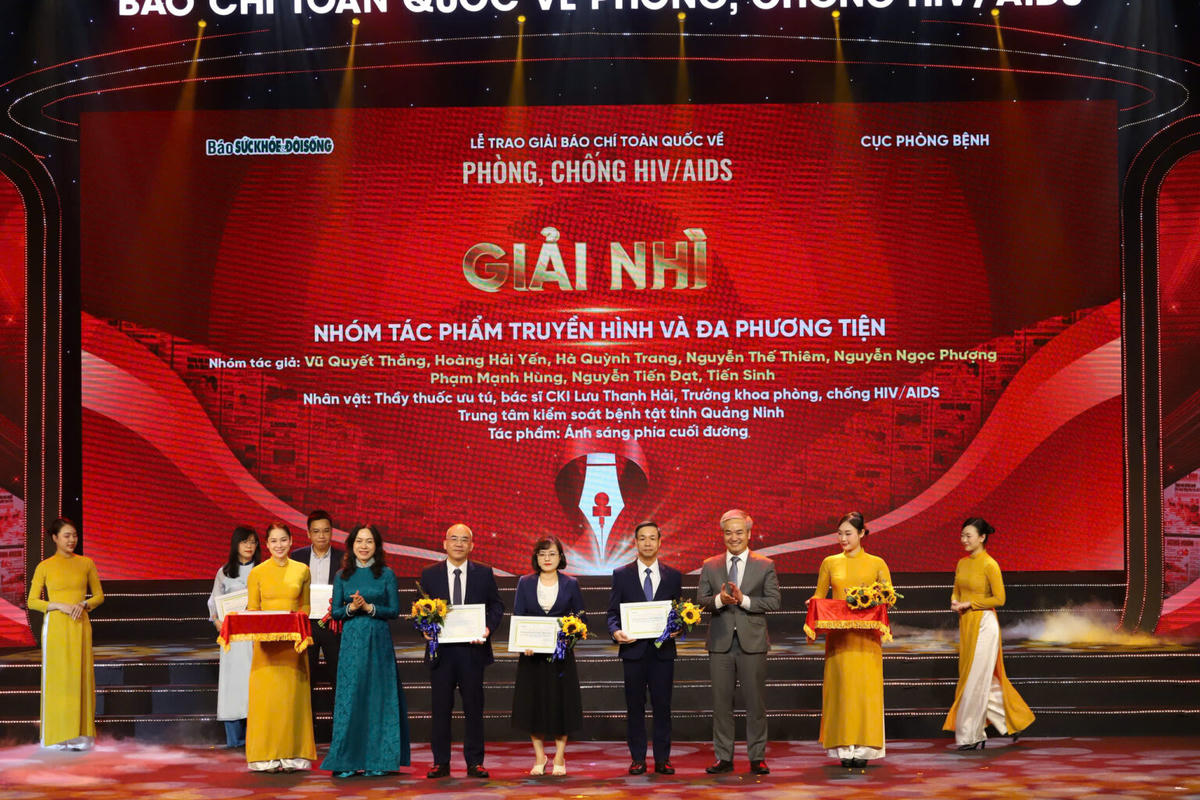 CDC Quảng Ninh vinh dự nhận giải Nhì Giải báo chí toàn quốc về phòng, chống HIV/AIDS với tác phẩm “Ánh sáng phía cuối đường”.