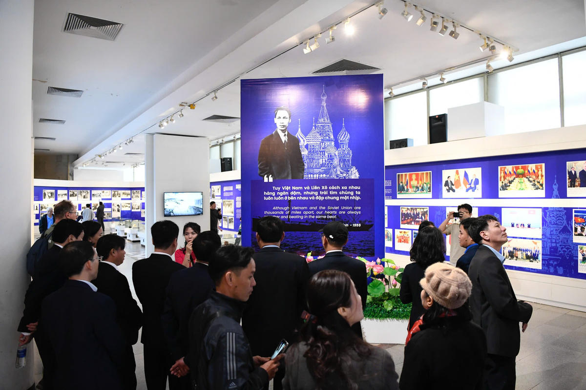 Các đại biểu tham quan triển lãm "Dấu chân Chủ tịch Hồ Chí Minh trên quê hương cách mạng Tháng Mười", tại Bảo tàng Hồ Chí Minh. Ảnh: Như Ý.
