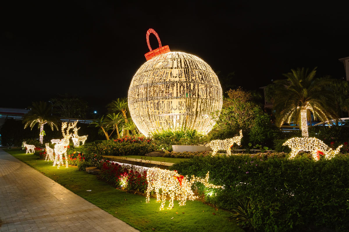 Khuôn viên nhà ga trang trí sống động, đẹp mắt. Ảnh: Nguyễn Tú.