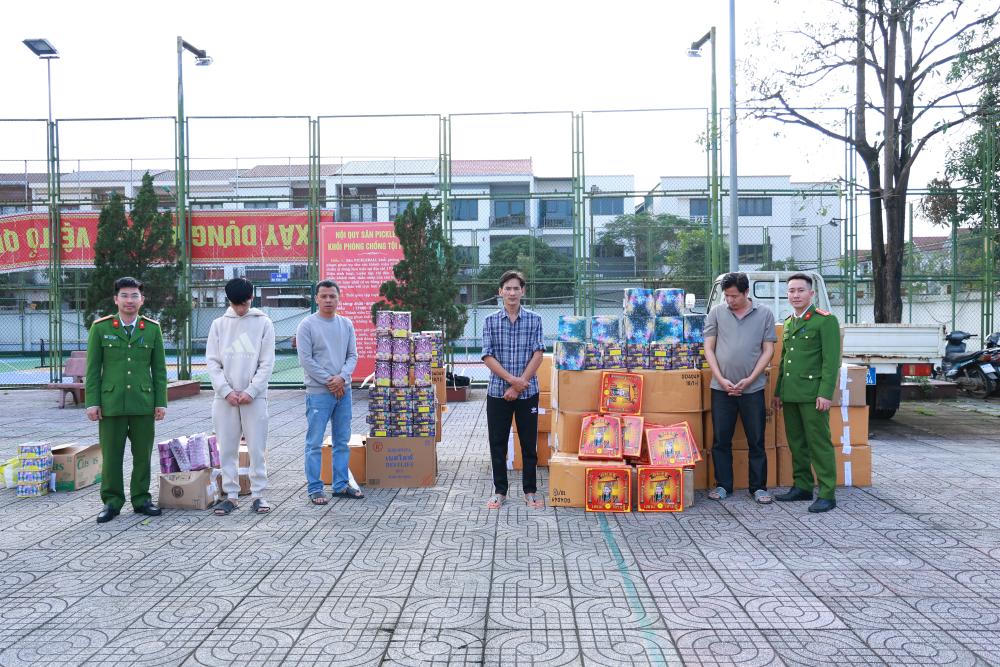 Các đối tượng cùng tang vật vụ án. Ảnh: CAHT