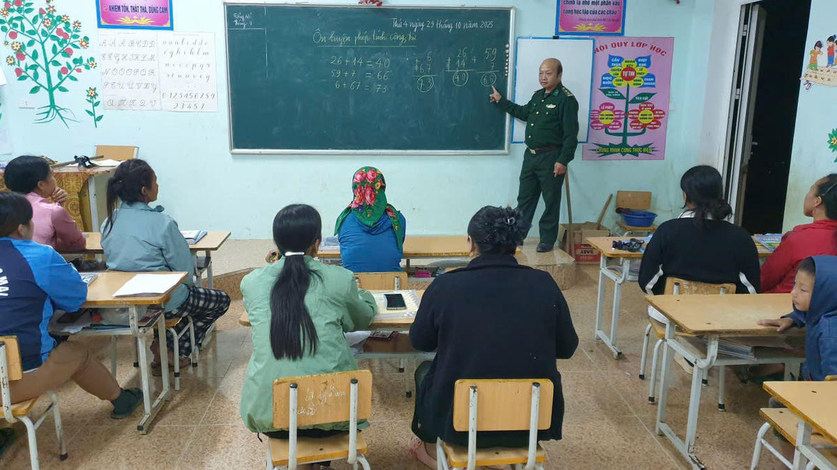 Lớp học xóa mù chữ của Đội trưởng Vận động quần chúng Cự Bá Pó, Đồn Biên phòng Mỹ Lý (Bộ đội Biên phòng tỉnh Nghệ An). Ảnh: NVCC