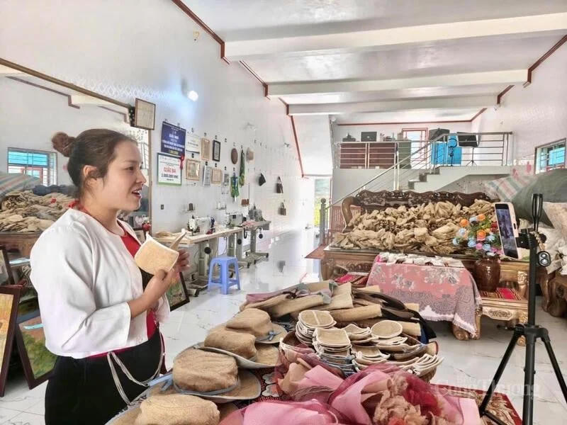 Cô gái Mường Xa Thị Nga (xóm Xèo, xã Cao Sơn, tỉnh Phú Thọ) đã đưa được các sản phẩm từ xơ mướp từng bước ra thị trường nhờ thương mại điện tử. Ảnh: Cao Sơn.