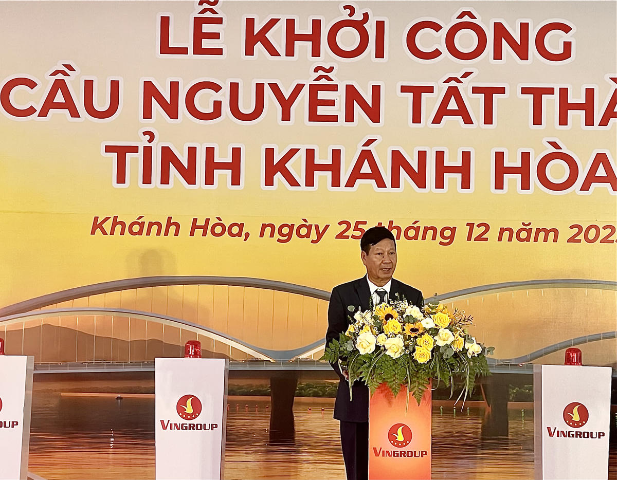 Ông Lê Khắc Hiệp - Phó Chủ tịch Tập đoàn Vingroup. đang phat biểu tại lễ khỏi công câu Nguyễn Tất Thành tại Khánh Hòa. (ảnh Thùy Trang)
