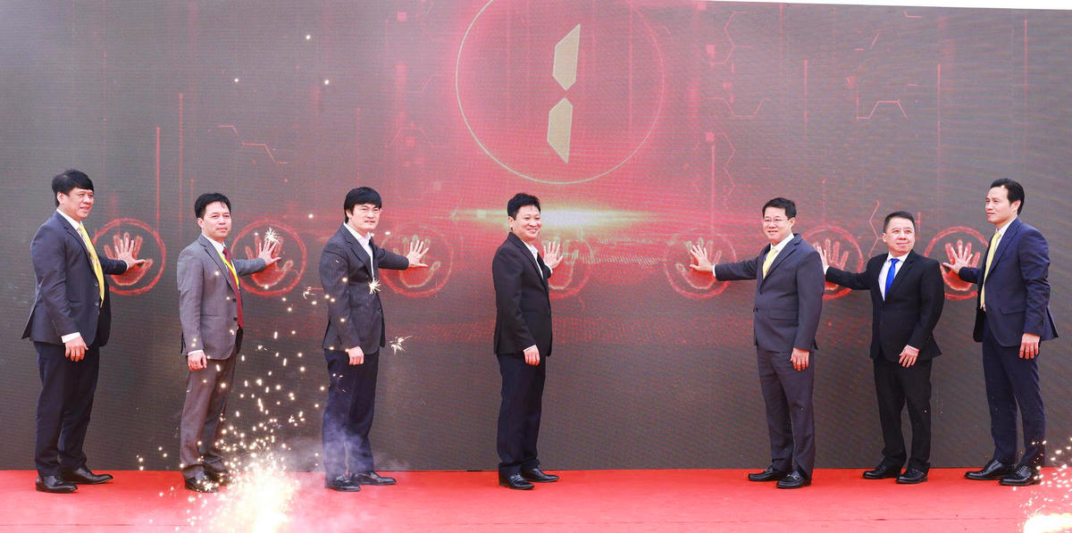 Nghi thức bấm nút khai trương, triển khai mô hình thí điểm ứng dụng UAV trong vận chuyển mẫu bệnh phẩm, thuốc và vật tư y tế.