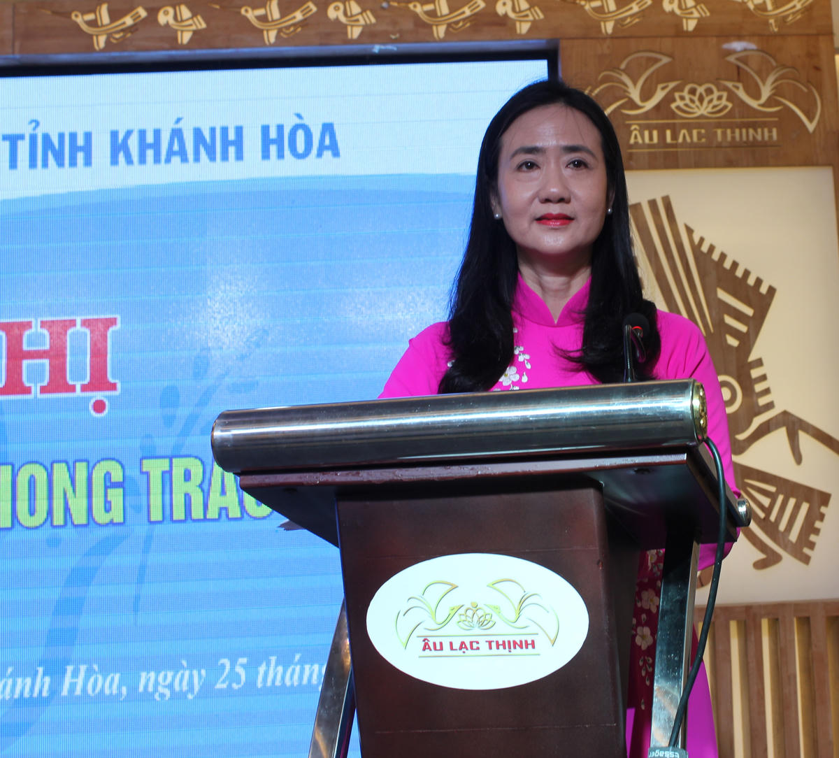Bà Nguyễn Quỳnh Nga, Phó Chủ tịch Ủy ban MTTQ Việt Nam tỉnh, Chủ tịch Hội Liên hiệp Phụ nữ tỉnh Khánh Hòa, phát biểu tại hội nghị. (ảnh X.H)