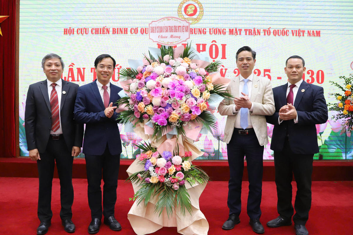 Đại diện lãnh đạo Đảng ủy Cơ quan UBTƯ MTTQ Việt Nam tặng hoa chúc mừng Đại hội.