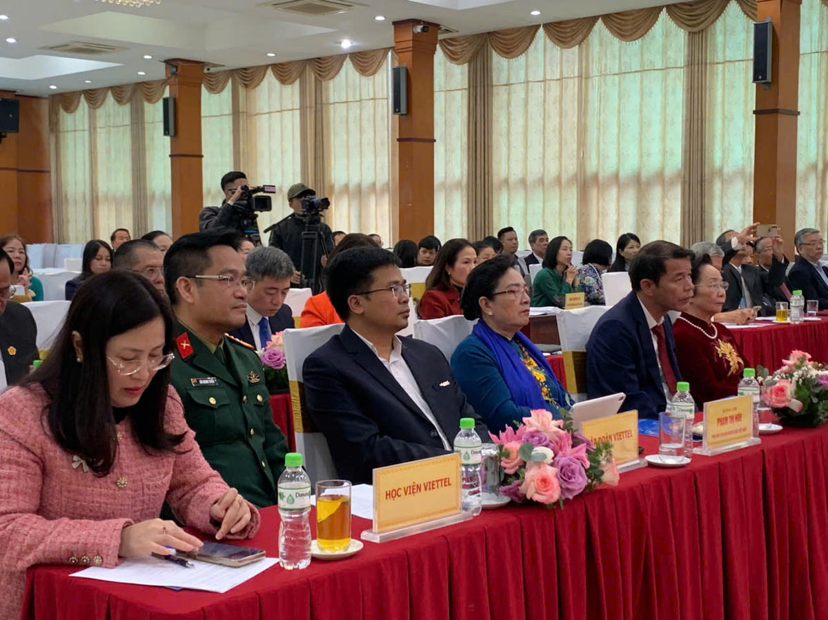 Các đại biểu nghe giới thiệu về quá trình xây dựng Cổng Thông tin điện tử Hội Khuyến học&nbsp; &nbsp;Việt Nam. 