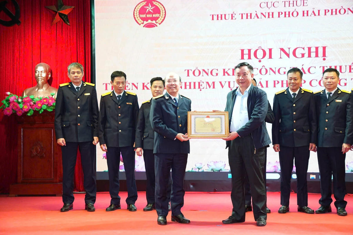 Phó Chủ tịch UBND thành phố Trần Văn Quân trao tặng Bằng khen cho Thuế TP Hải Phòng. Ảnh: ĐT.&nbsp;. 