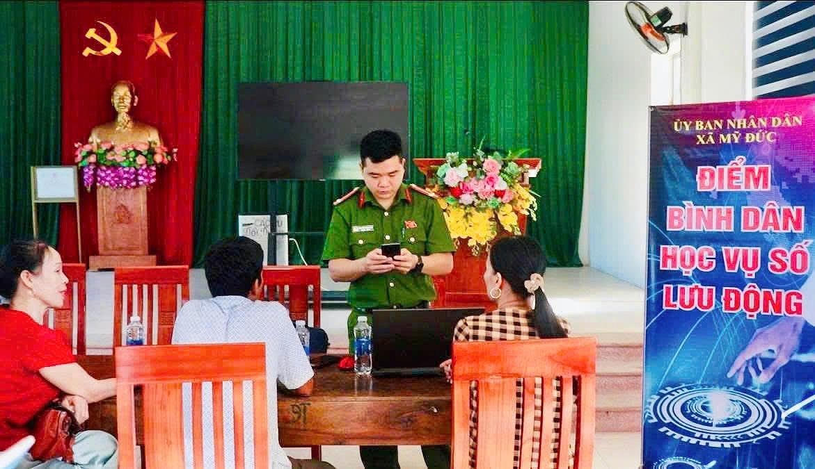 Công tác triển khai "bình dân học vụ số lưu động" tại thôn Đồi Dùng, xã Mỹ Đức, TP Hà Nội. Ảnh:&nbsp;vjst.vn