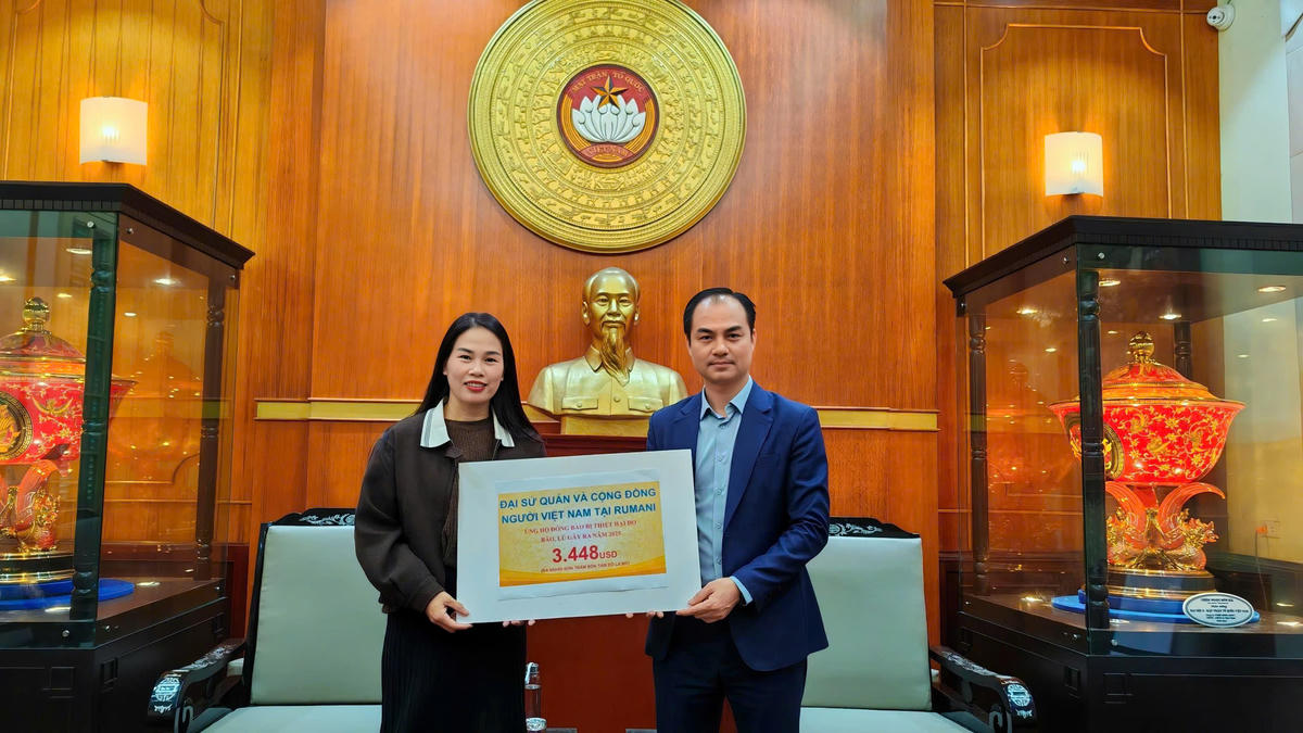 Ông Vũ Chí Hòa, Phó Trưởng ban Công tác xã hội - UBTƯ MTTQ Việt Nam đã tiếp nhận ủng hộ từ Đại Sứ quán và Cộng đồng người Việt Nam tại Rumani số tiền 3.448 USD. Ảnh: Văn Hoa