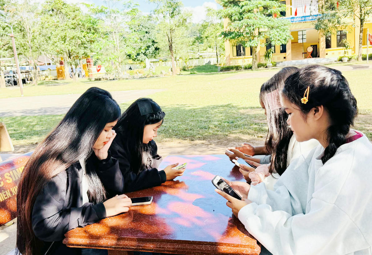 Những buổi họp bản, sinh hoạt cộng đồng không chỉ là nơi phổ biến chủ trương, mà còn là diễn đàn để người dân trao đổi, hỏi - đáp, mạnh dạn tiếp cận các mô hình sinh kế phù hợp.