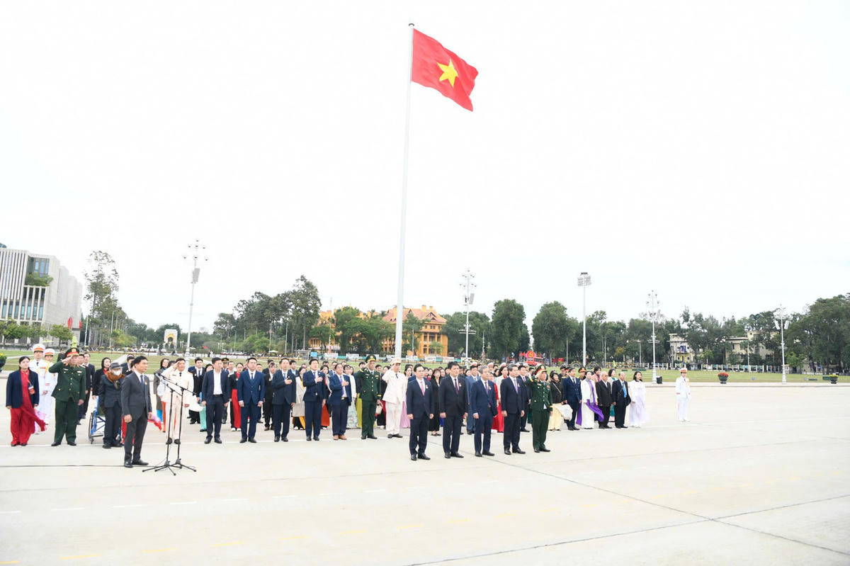 Đoàn đại biểu điển hình tiêu biểu toàn quốc trong học tập và làm theo tư tưởng, đạo đức, phong cách Hồ Chí Minh vào Lăng báo công dâng Bác. Ảnh: Như Ý.