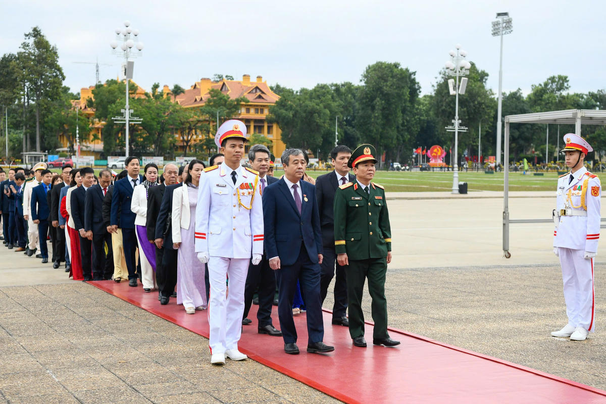 Các đại biểu vào Lăng viếng Bác. Ảnh: Như Ý.