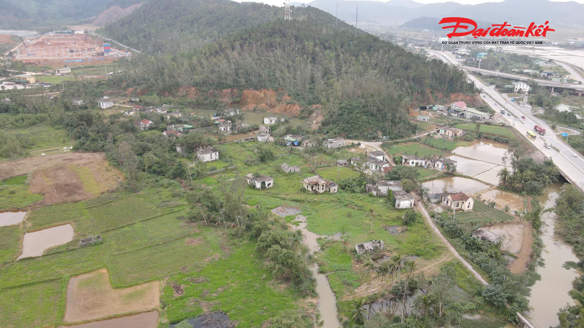 Khoảng 5 năm trước, gần 40 hộ dân ở cụm dân cư sống gần bãi rác hơn đã được di dời đến khu tái định cư mới. Ảnh: ĐB