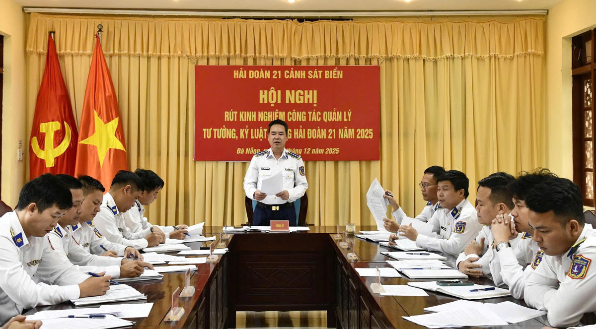 Đại tá Triệu Quang Quy, Chính ủy Hải đoàn 21 phát biểu chỉ đạo tại hội nghị. Ảnh: CV.