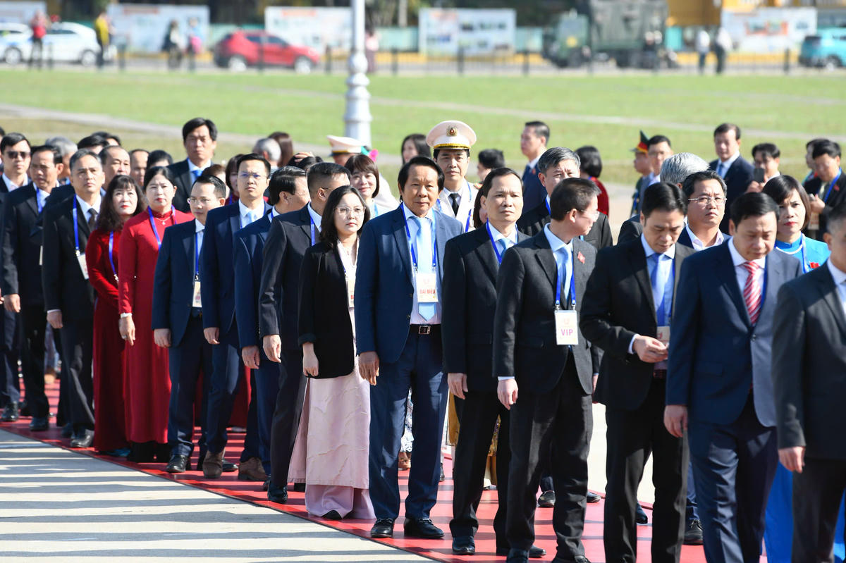 Các đại biểu vào Lăng viếng Chủ tịch Hồ Chí Minh