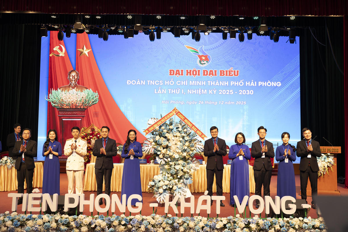 &nbsp;Ông Bùi Quang Huy, Phó Chủ tịch UBTƯ MTTQ Việt Nam, Bí thư thứ nhất Ban Chấp hành Trung ương Đoàn tặng hoa chúc mừng Đại hội. Ảnh: PT.&nbsp;