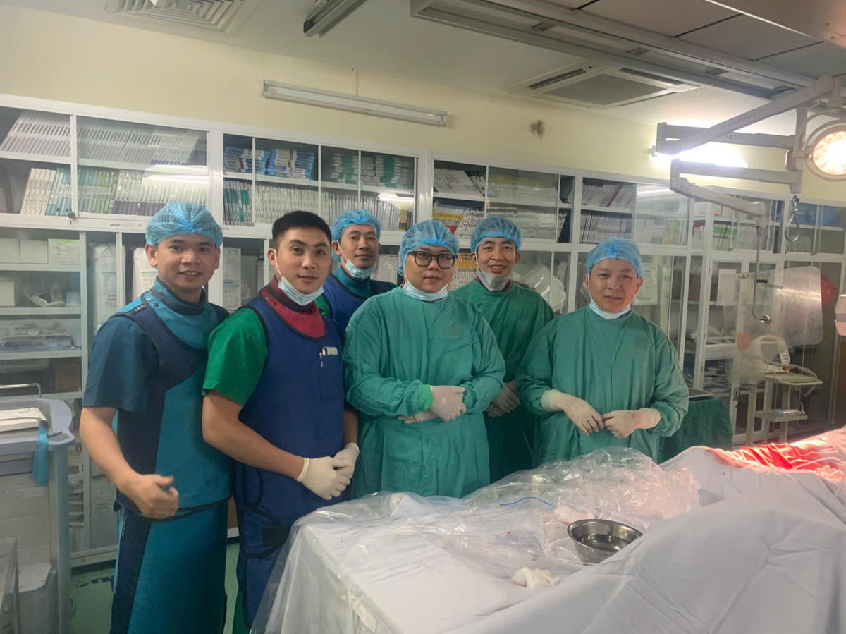 Ê-kíp Khoa Can thiệp Tim mạch xác định đây là trường hợp hiếm gặp khi dị vật di chuyển rất sâu. Ảnh: BV