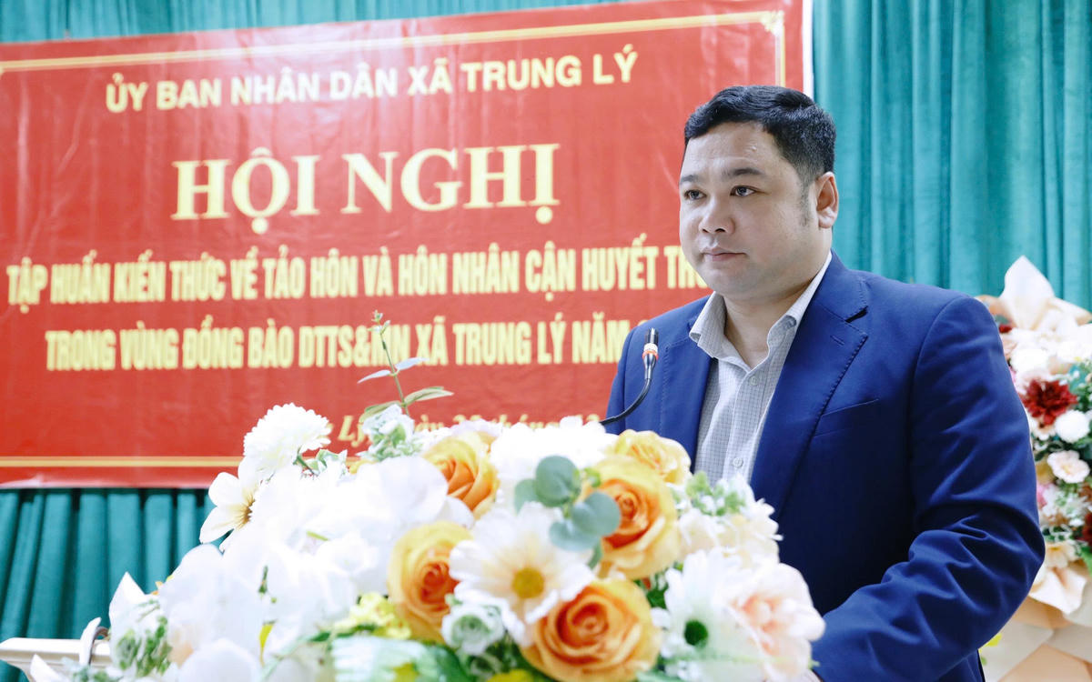 Lãnh đạo UBND xã Trung Lý nói về những hệ lụy nghiêm trọng của tảo hôn và hôn nhân cận huyết thống. Ảnh: Đình Minh