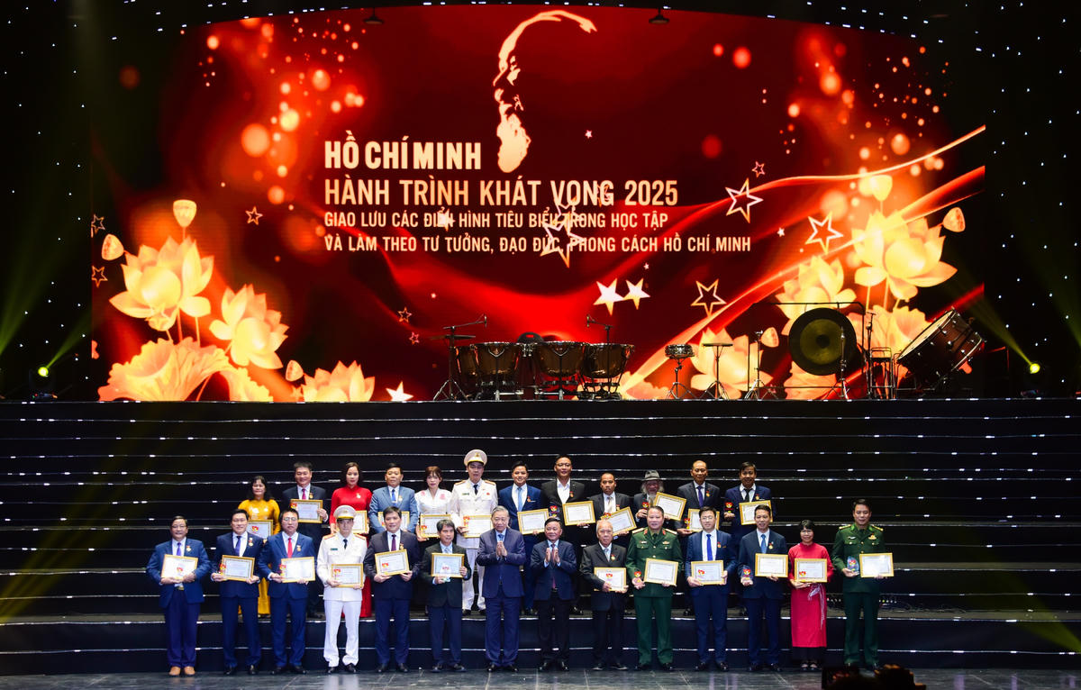 Tổng Bí thư Tô Lâm và Thường trực Ban Bí thư Trần Cẩm Tú chụp ảnh cùng các điển hình tiêu biểu.