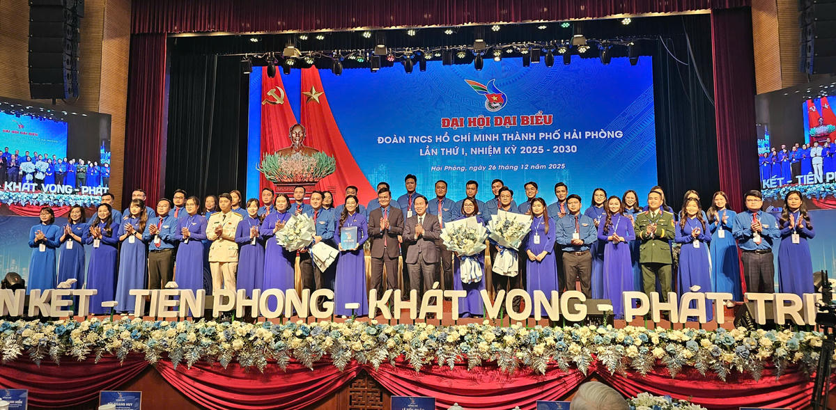 Bí thư Thành uỷ Hải Phòng và&nbsp;Bí thư thứ nhất Ban Chấp hành Trung ương Đoàn chúc mừng&nbsp;Ban Chấp hành Đoàn TNCS Hồ Chí Minh TP Hải Phòng khoá mới. Ảnh: HT.&nbsp;&nbsp;