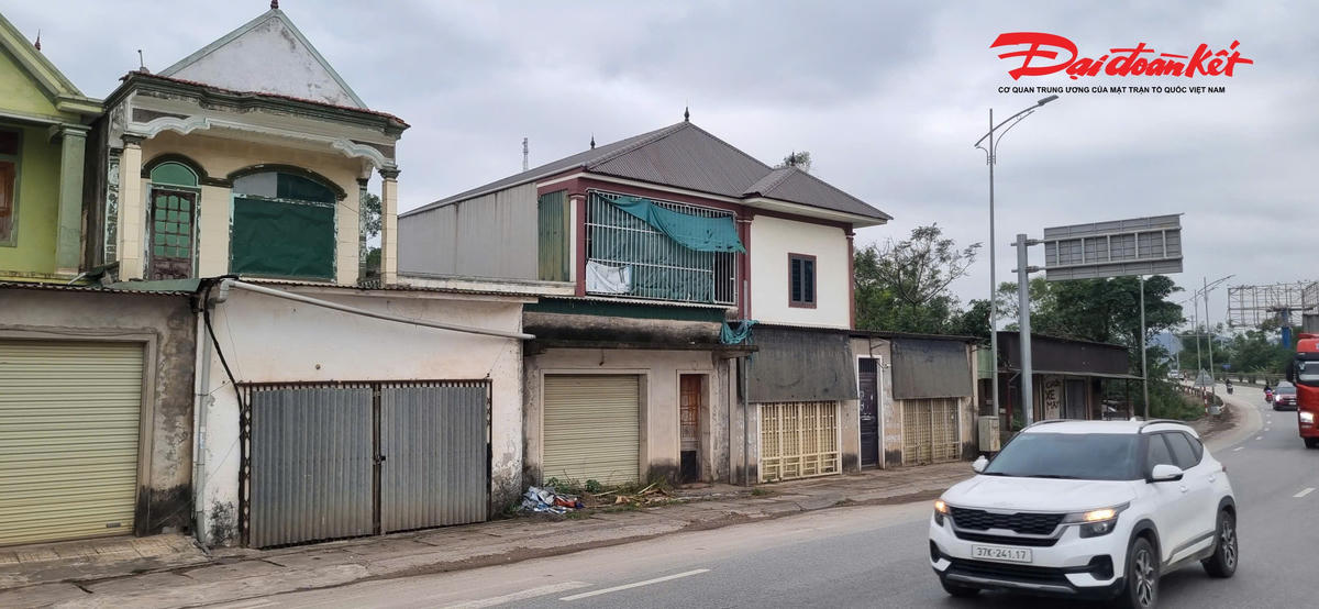 Nhiều gia đình phải đóng kín cửa suốt ngày, sinh hoạt đảo lộn, sức khỏe và đời sống bị ảnh hưởng nghiêm trọng. Ảnh: ĐB